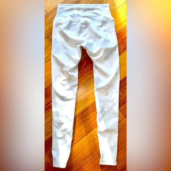 Alo Yoga High Waist Legging Camo White Gray Athleisure Athletic Gym SMALL - Picture 4 of 7